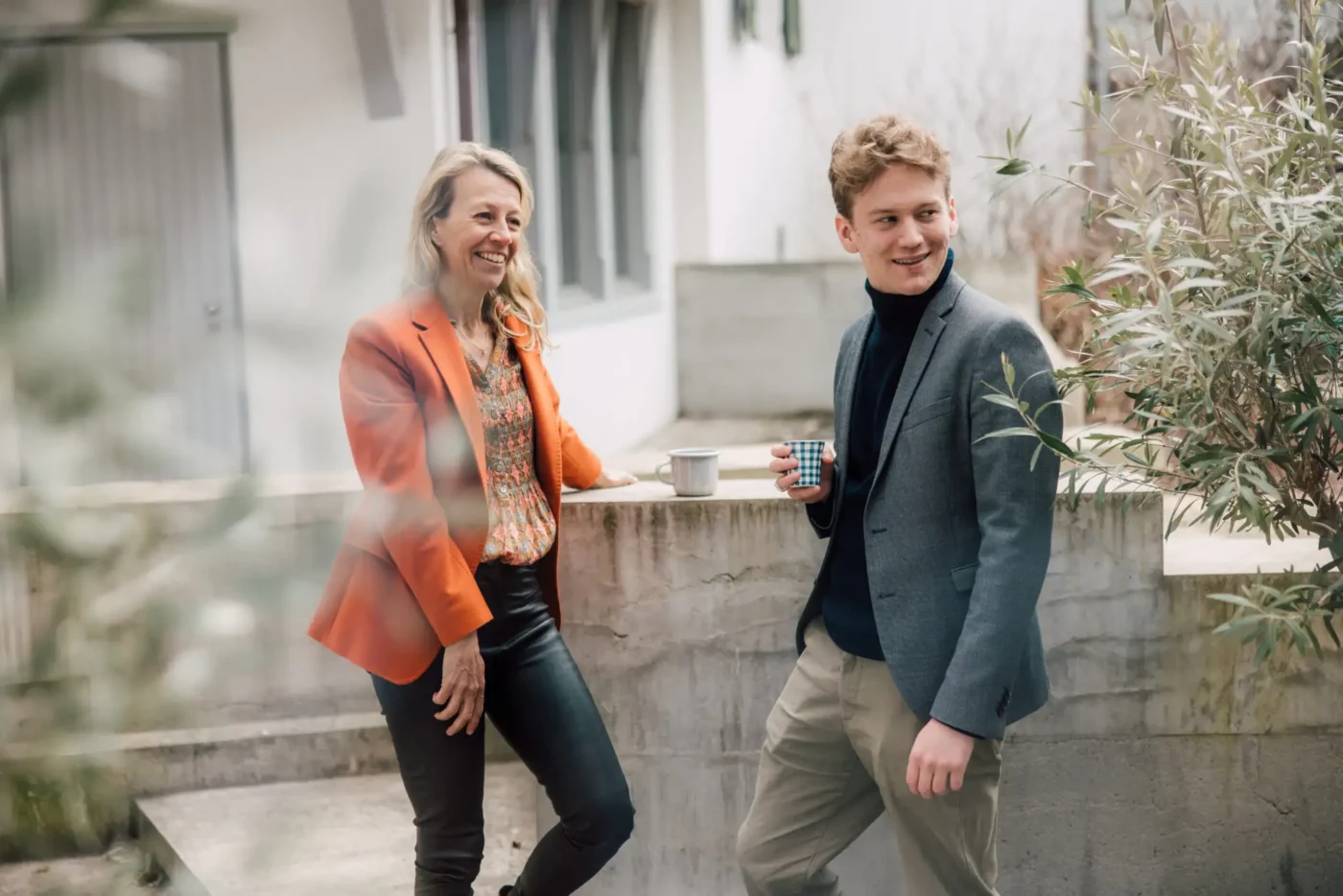 Karin und Felix machen eine kurze Pause im Innenhof